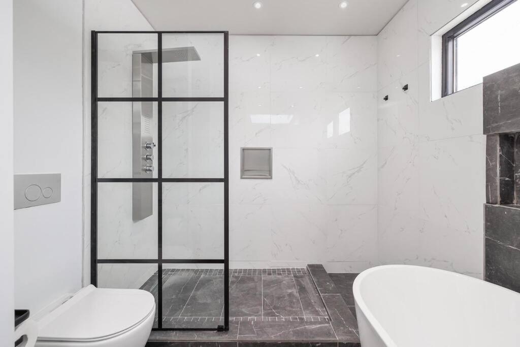 טורונטו New Modern 1400 Sq Ft Coach House Near Everything מראה חיצוני תמונה