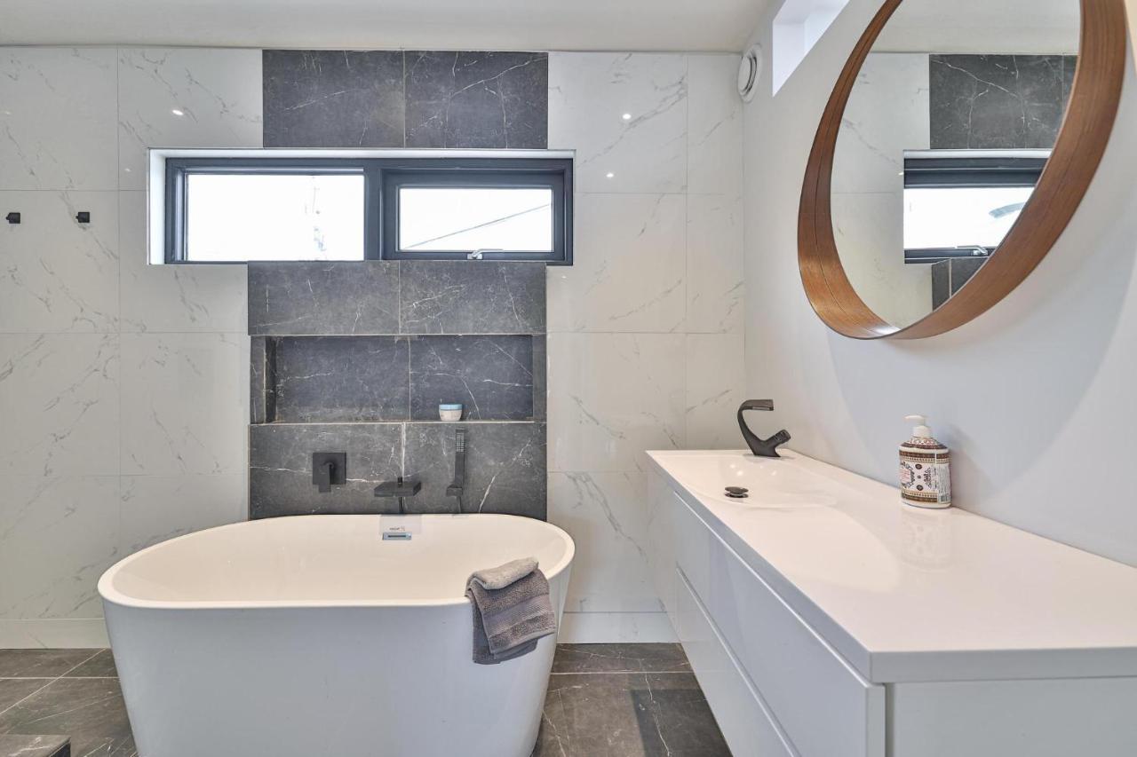 טורונטו New Modern 1400 Sq Ft Coach House Near Everything מראה חיצוני תמונה