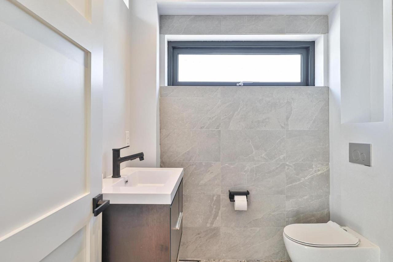 טורונטו New Modern 1400 Sq Ft Coach House Near Everything מראה חיצוני תמונה