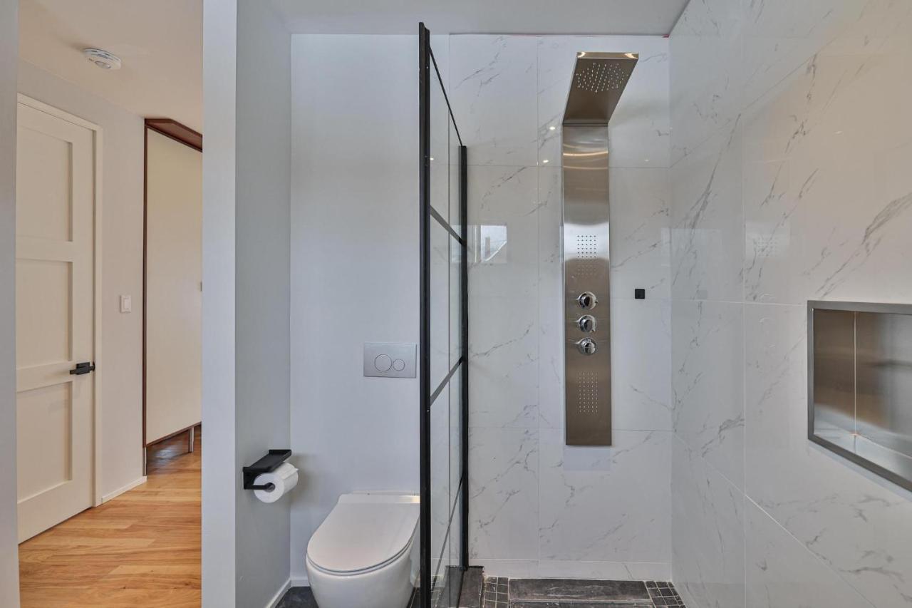 טורונטו New Modern 1400 Sq Ft Coach House Near Everything מראה חיצוני תמונה