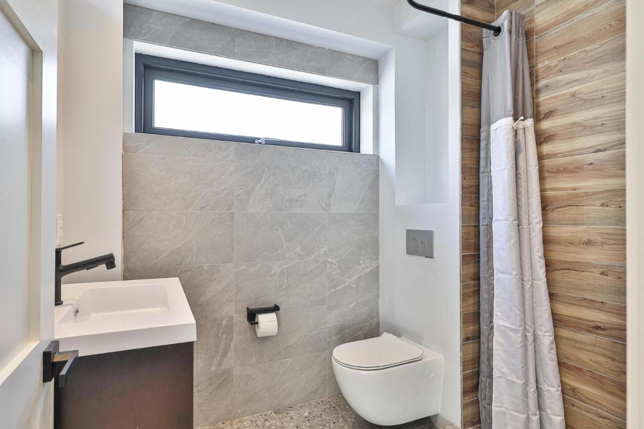 טורונטו New Modern 1400 Sq Ft Coach House Near Everything מראה חיצוני תמונה