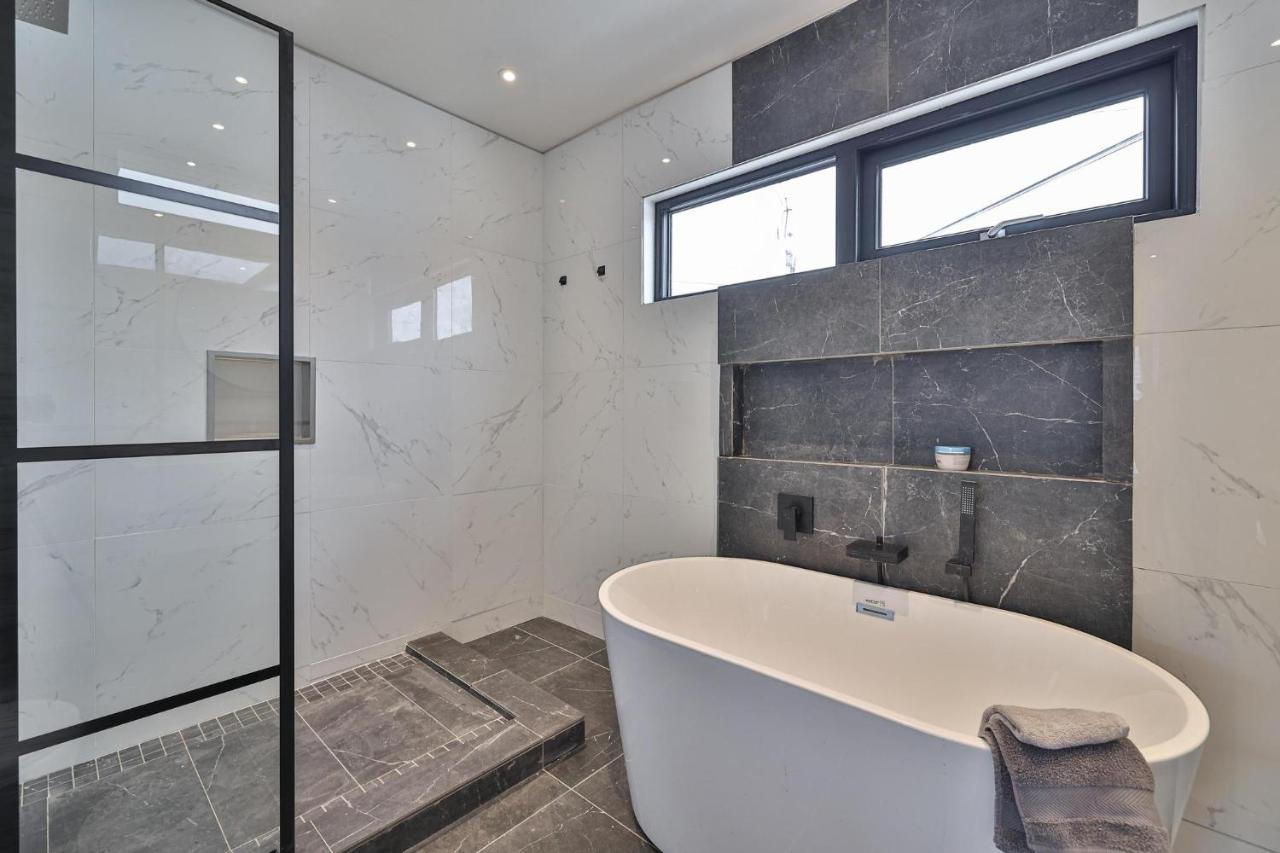 טורונטו New Modern 1400 Sq Ft Coach House Near Everything מראה חיצוני תמונה